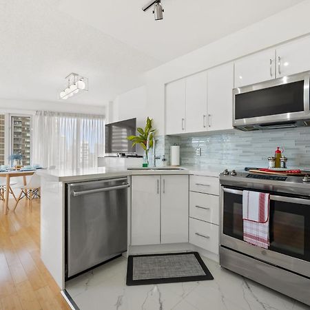 Modern 2-Bedroom Condo W Floor To Ceiling Windows Toronto Extérieur photo