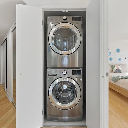 Modern 2-Bedroom Condo W Floor To Ceiling Windows Toronto Extérieur photo