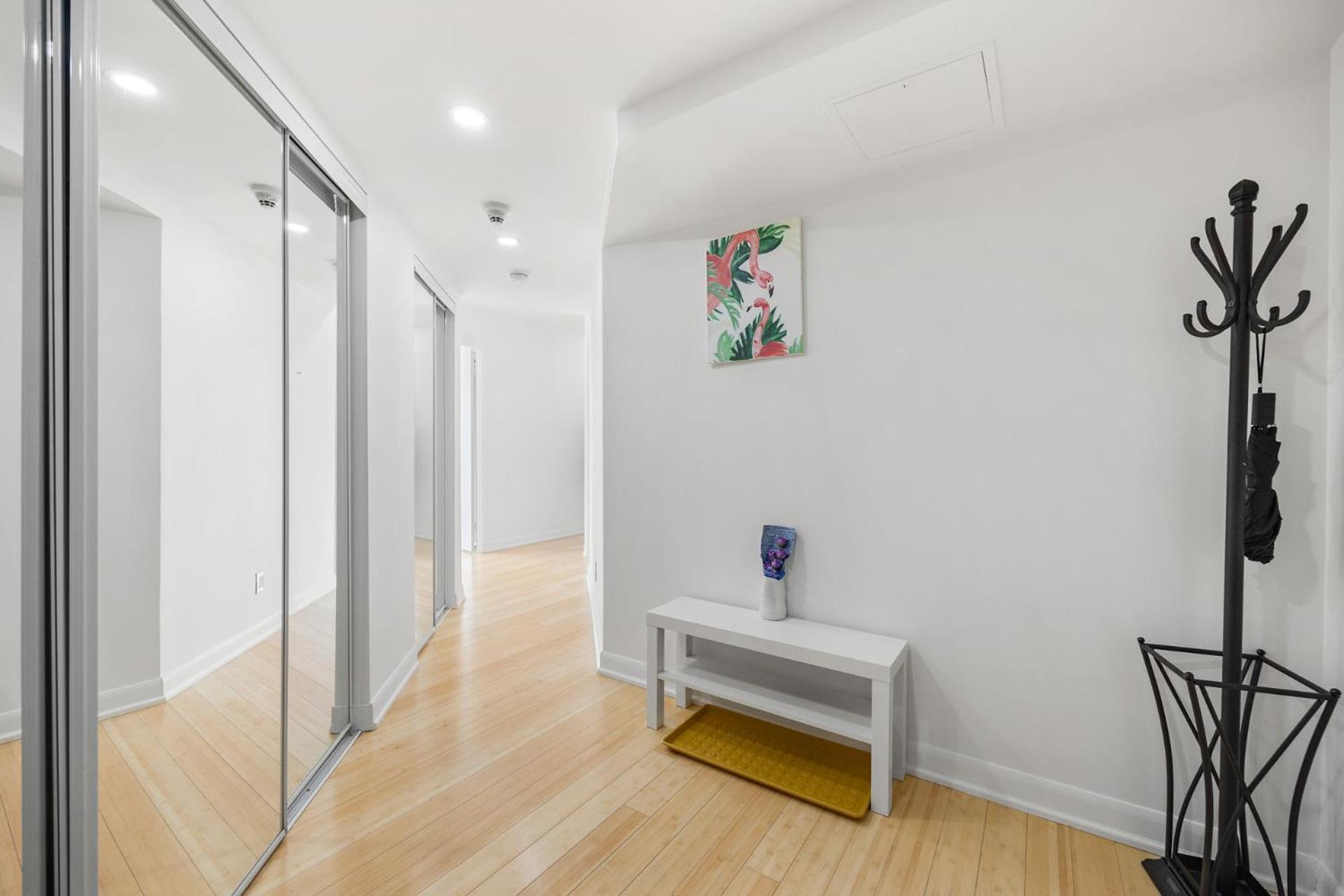 Modern 2-Bedroom Condo W Floor To Ceiling Windows Toronto Extérieur photo