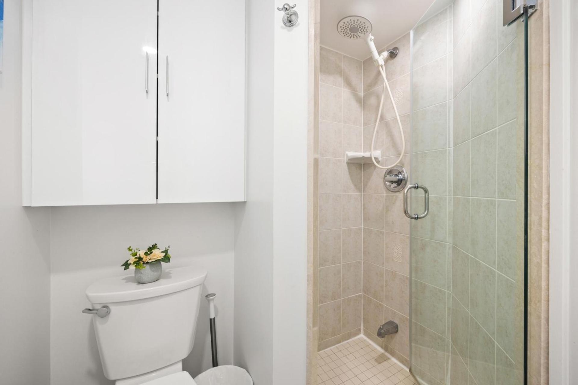 Modern 2-Bedroom Condo W Floor To Ceiling Windows Toronto Extérieur photo