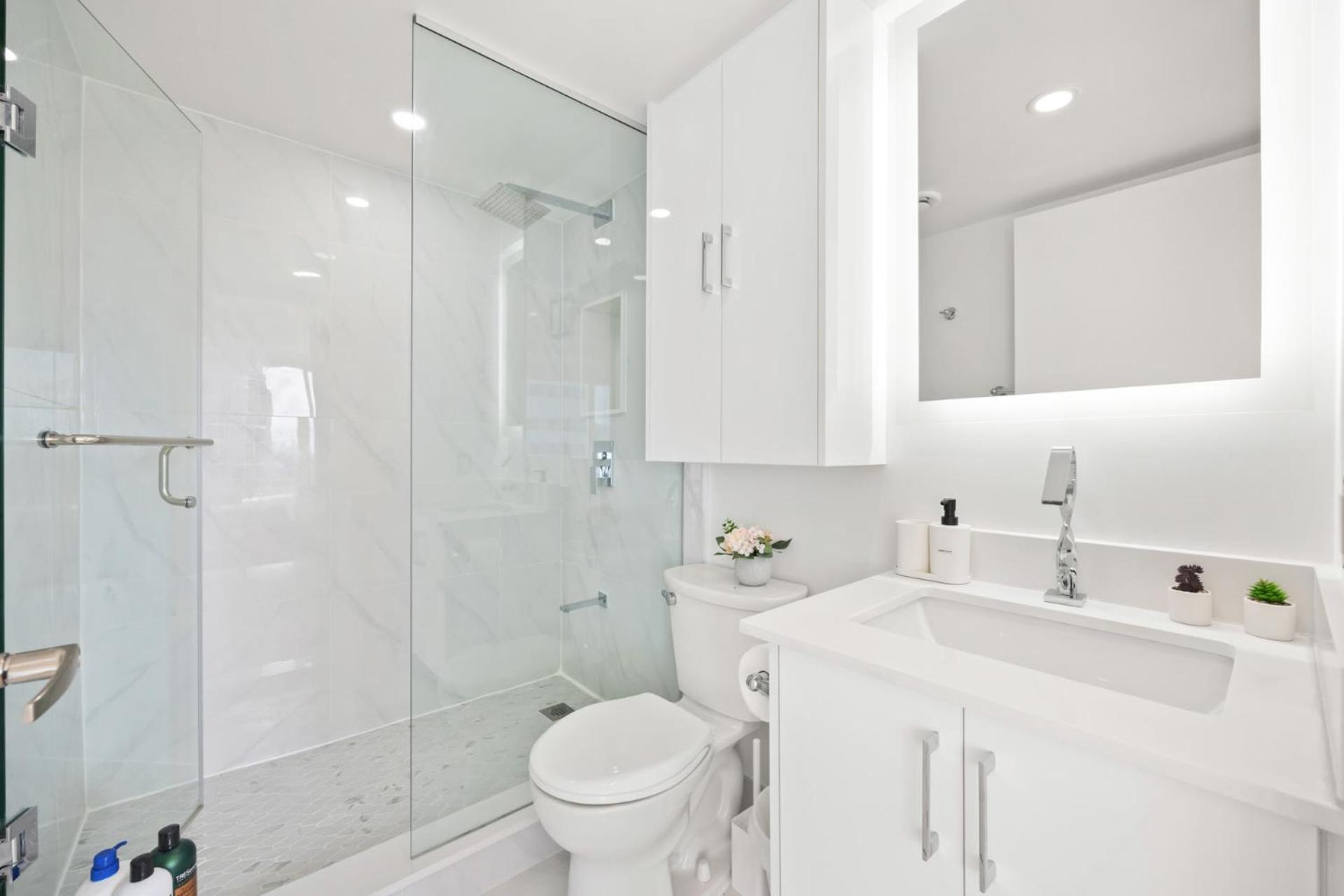 Modern 2-Bedroom Condo W Floor To Ceiling Windows Toronto Extérieur photo