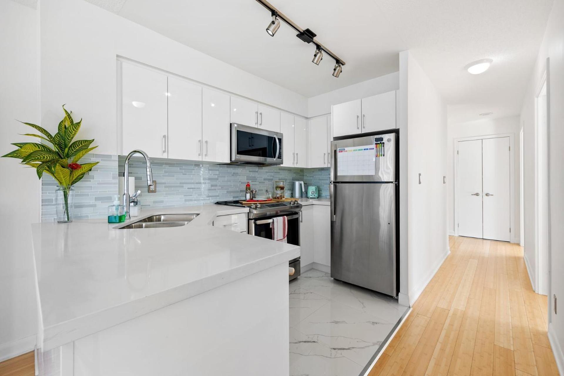 Modern 2-Bedroom Condo W Floor To Ceiling Windows Toronto Extérieur photo