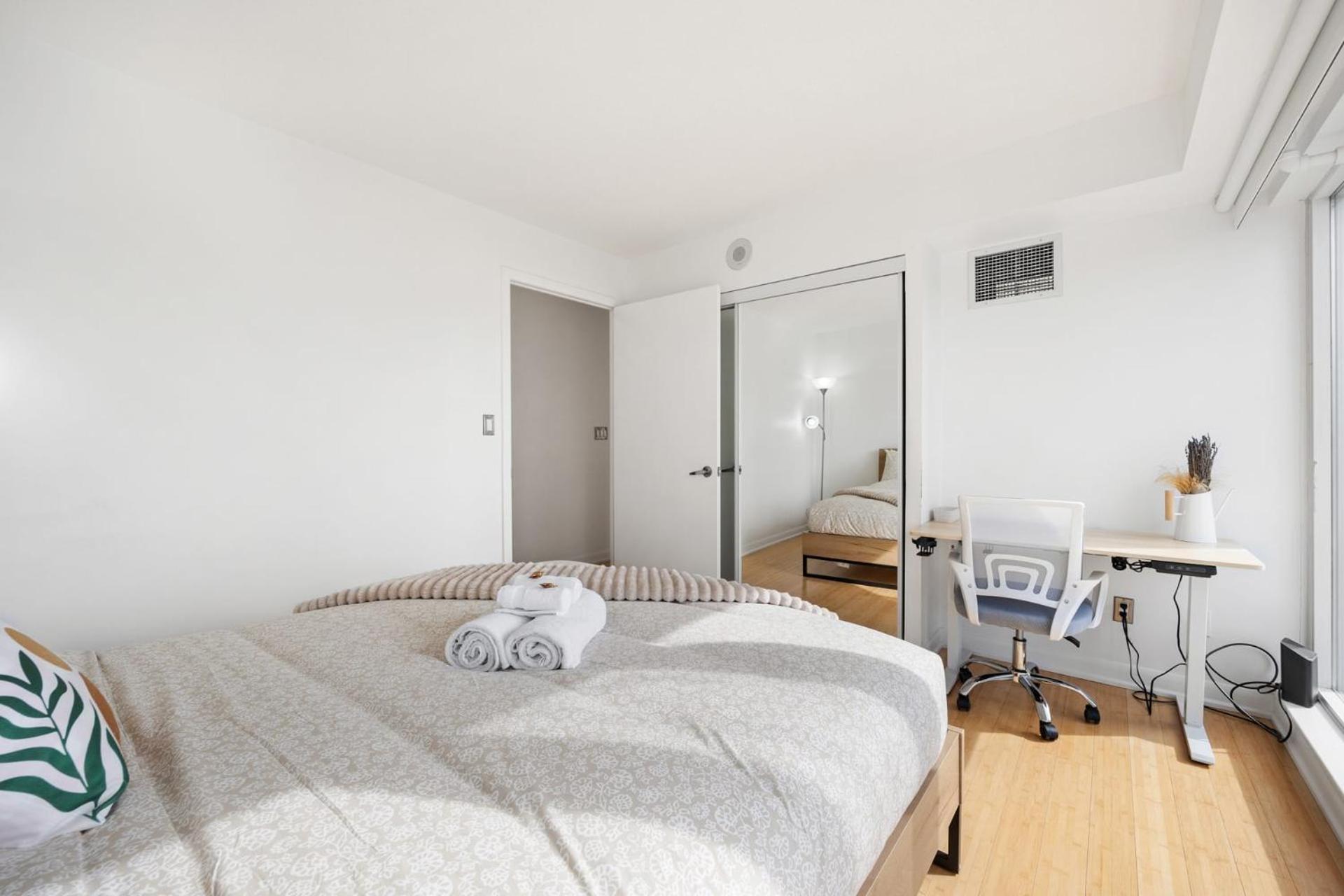 Modern 2-Bedroom Condo W Floor To Ceiling Windows Toronto Extérieur photo