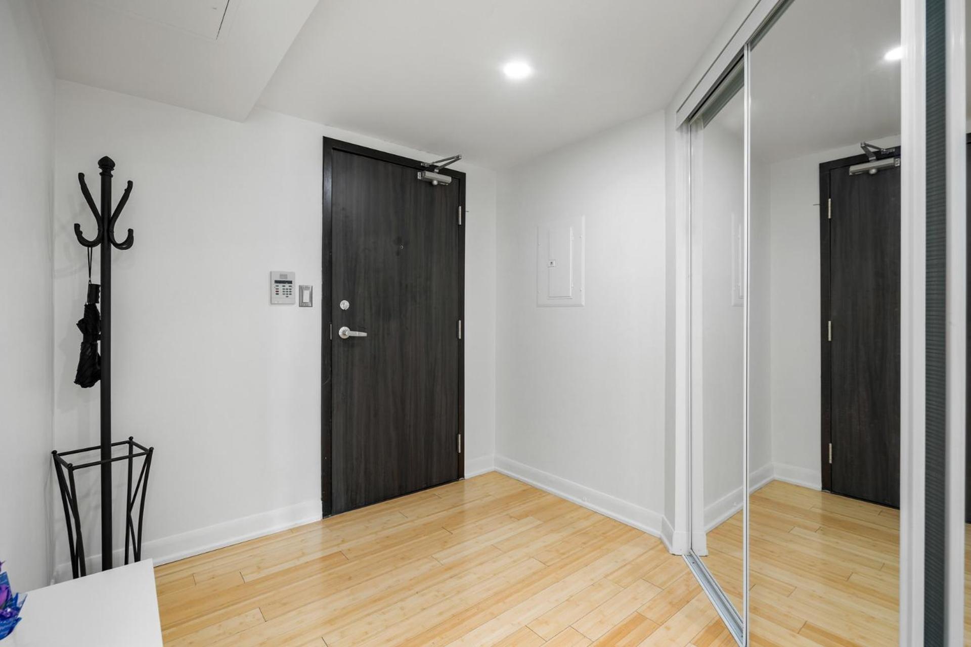 Modern 2-Bedroom Condo W Floor To Ceiling Windows Toronto Extérieur photo