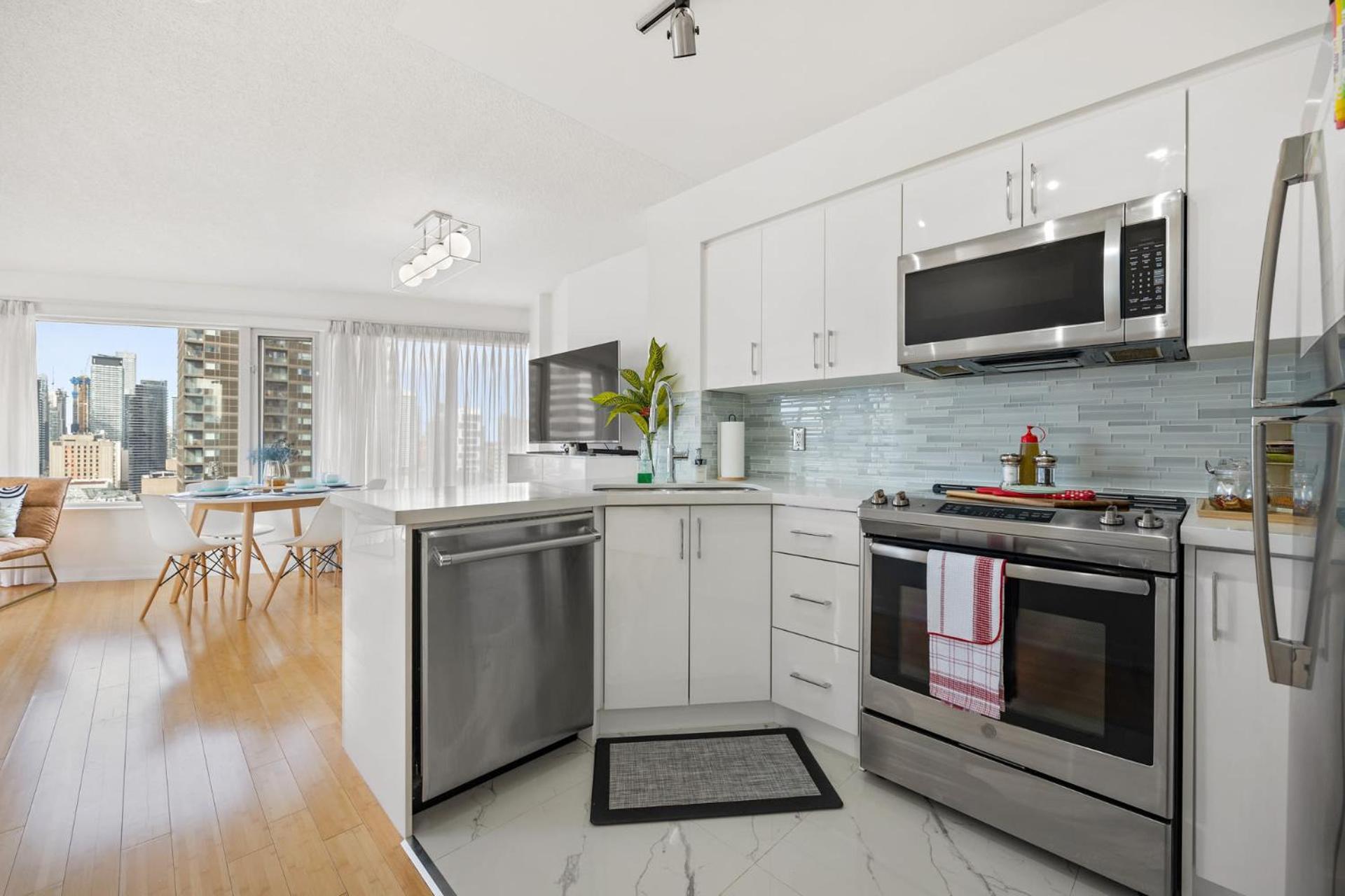 Modern 2-Bedroom Condo W Floor To Ceiling Windows Toronto Extérieur photo