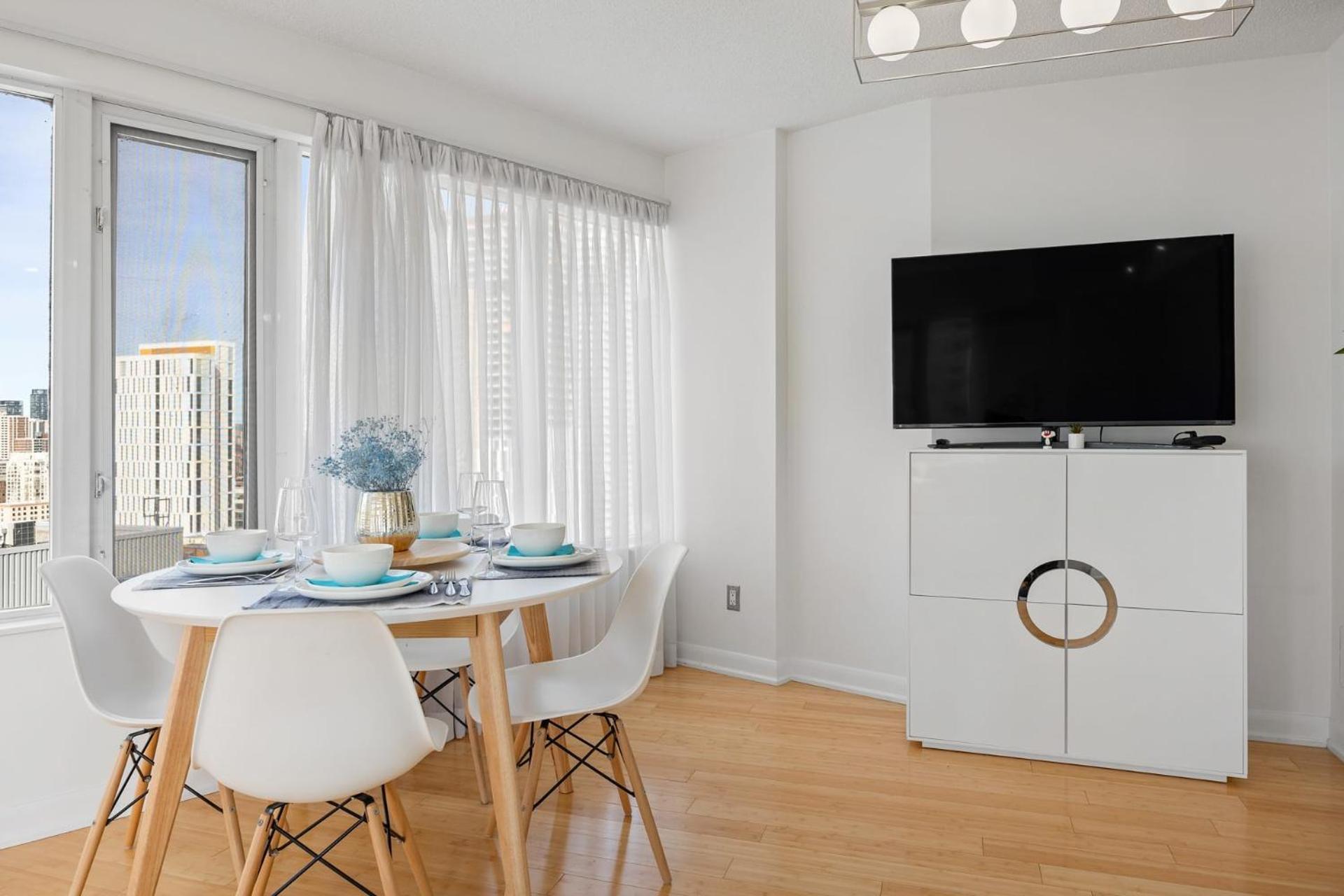 Modern 2-Bedroom Condo W Floor To Ceiling Windows Toronto Extérieur photo