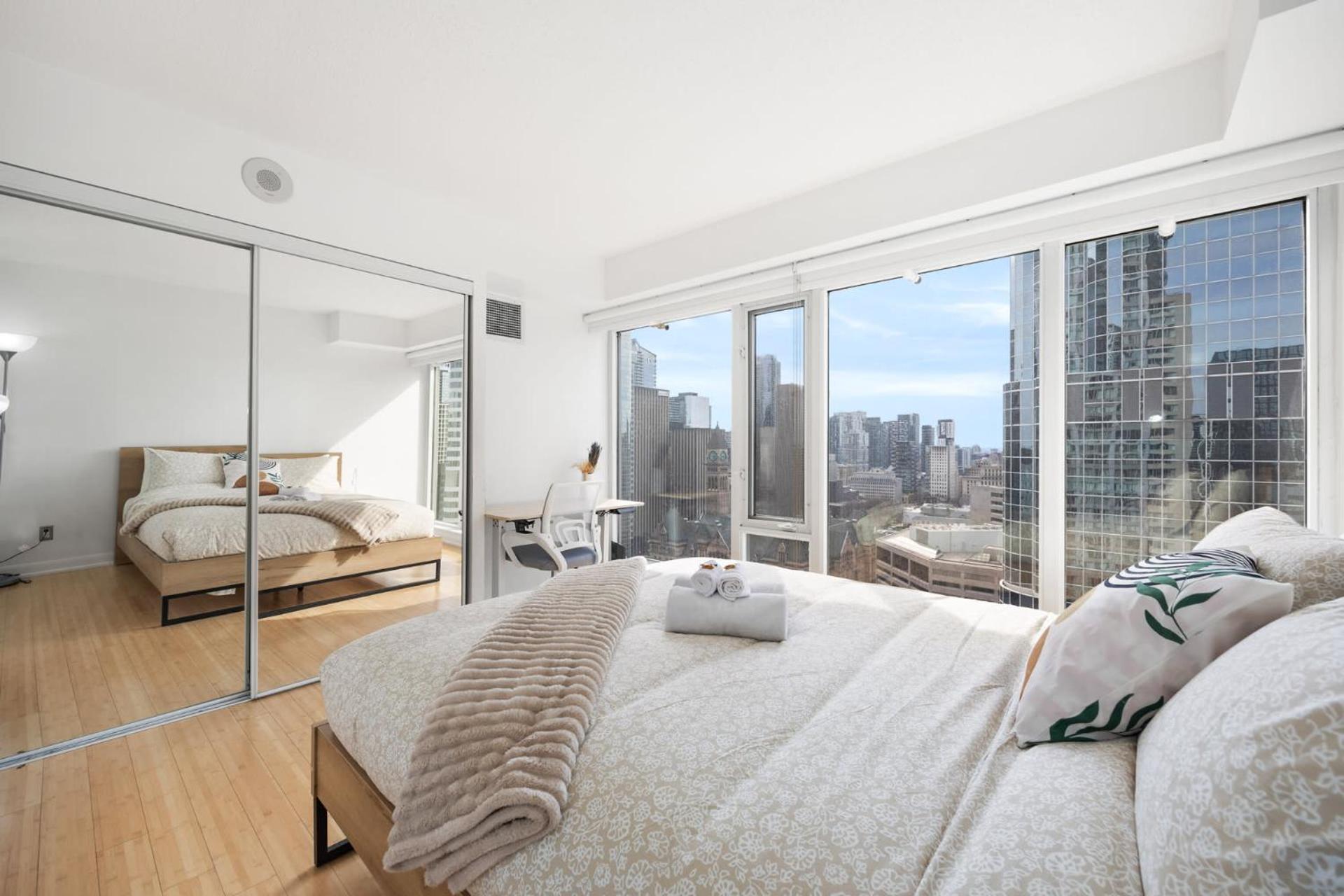 Modern 2-Bedroom Condo W Floor To Ceiling Windows Toronto Extérieur photo
