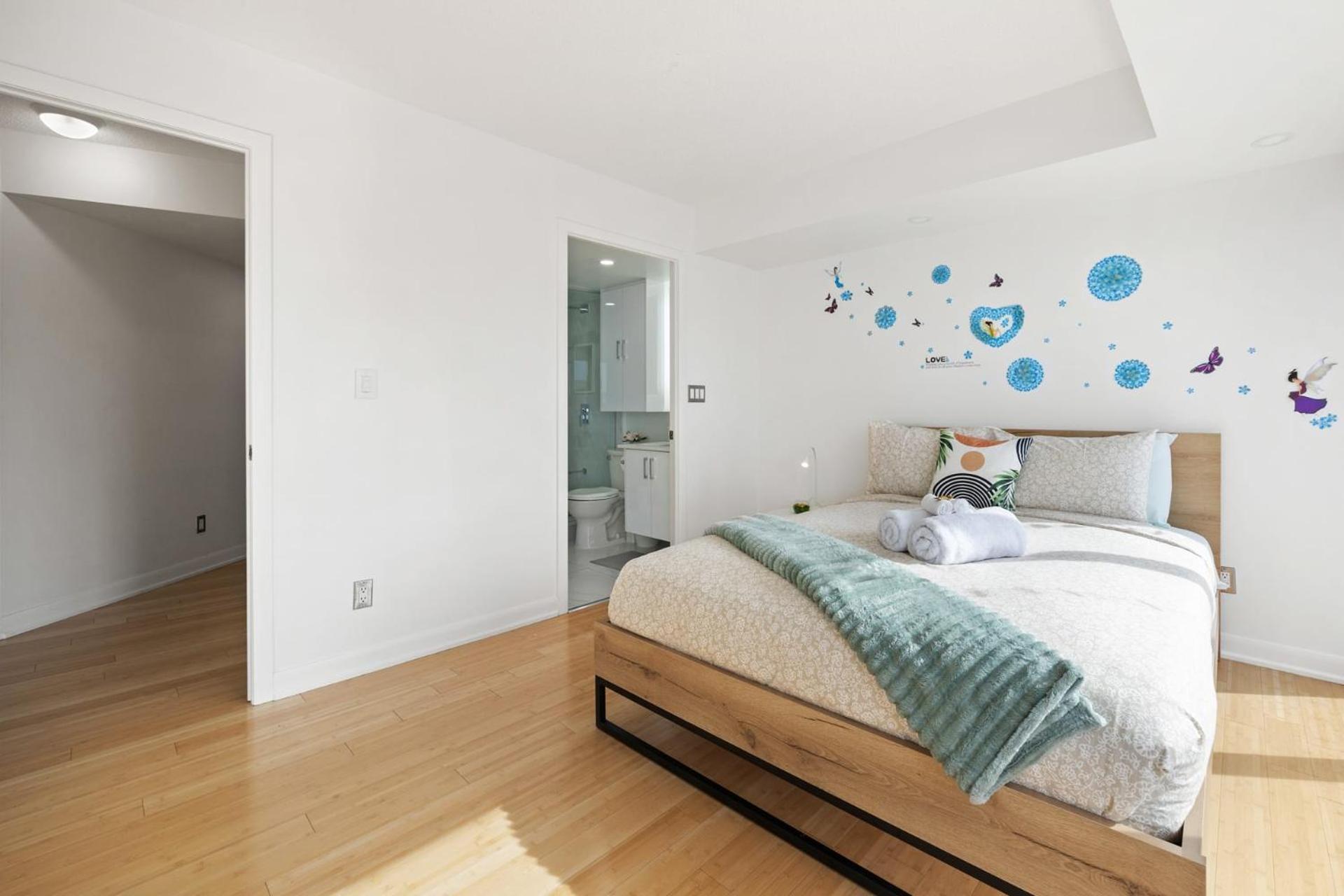 Modern 2-Bedroom Condo W Floor To Ceiling Windows Toronto Extérieur photo