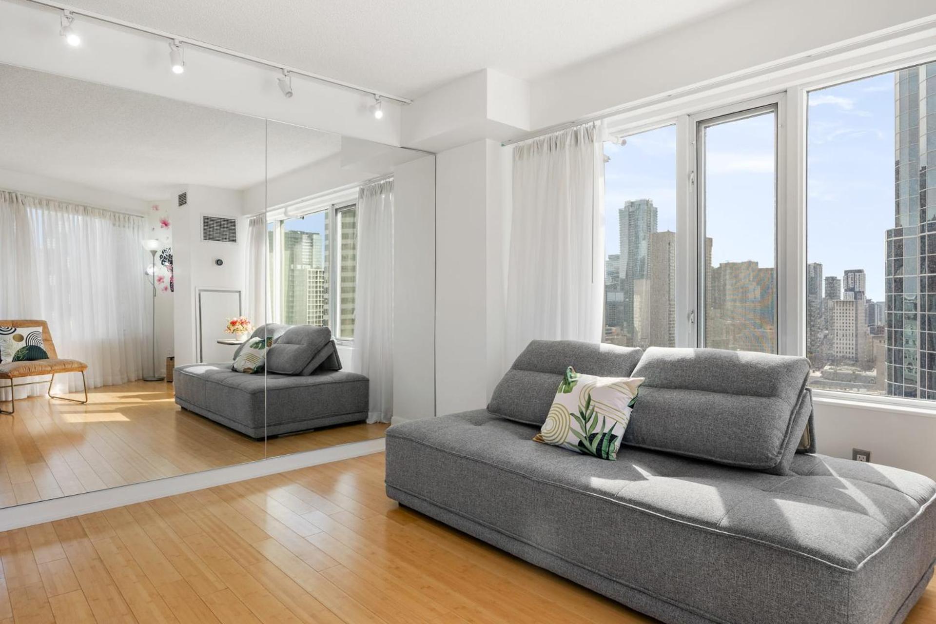 Modern 2-Bedroom Condo W Floor To Ceiling Windows Toronto Extérieur photo