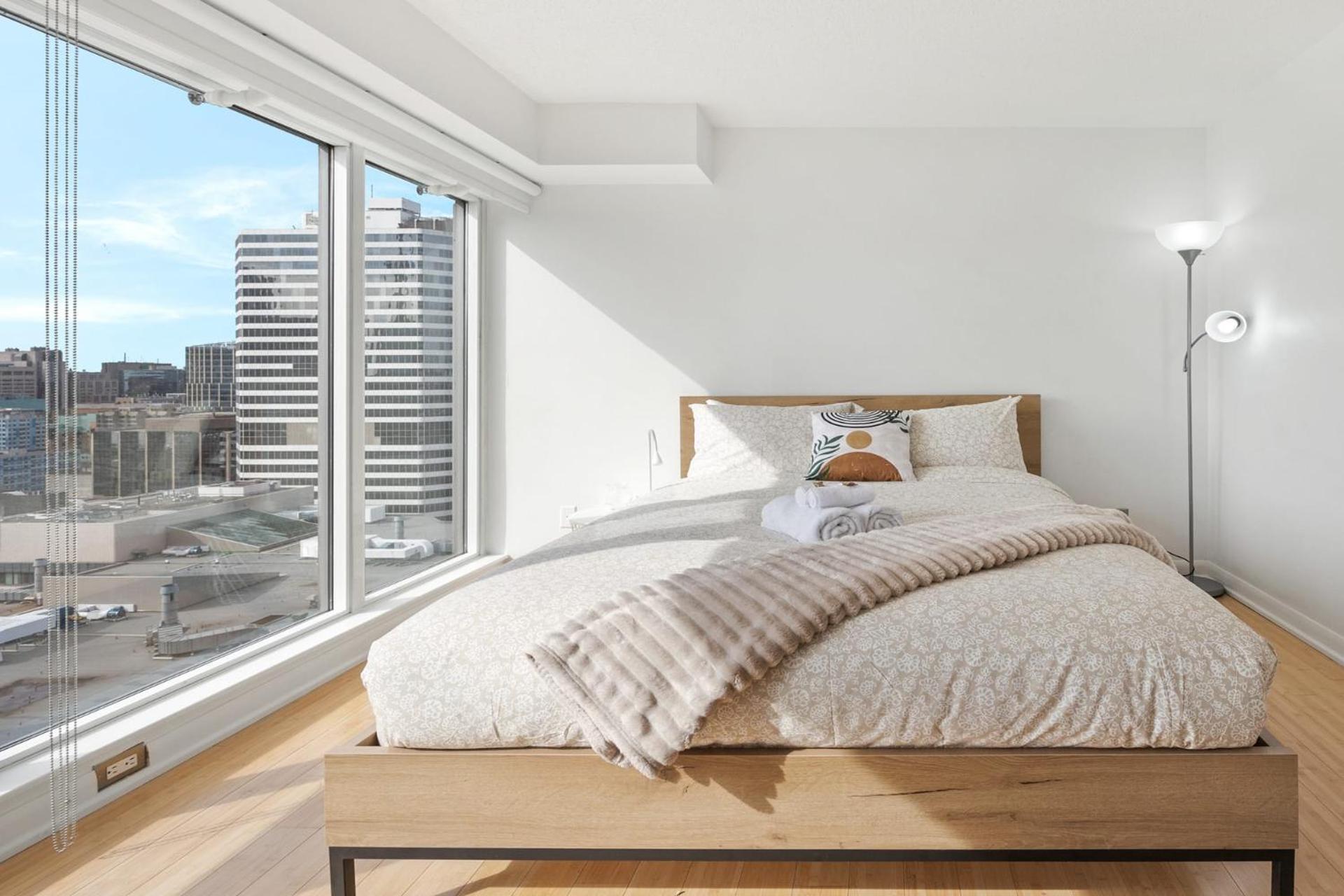 Modern 2-Bedroom Condo W Floor To Ceiling Windows Toronto Extérieur photo