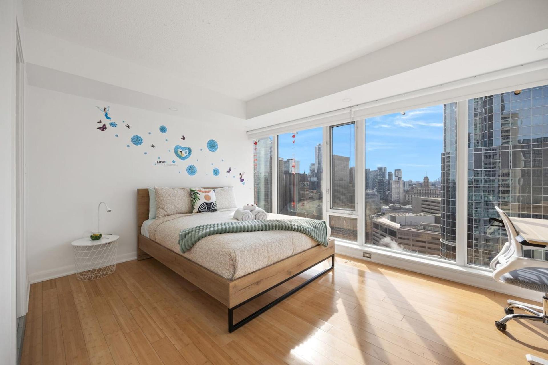 Modern 2-Bedroom Condo W Floor To Ceiling Windows Toronto Extérieur photo
