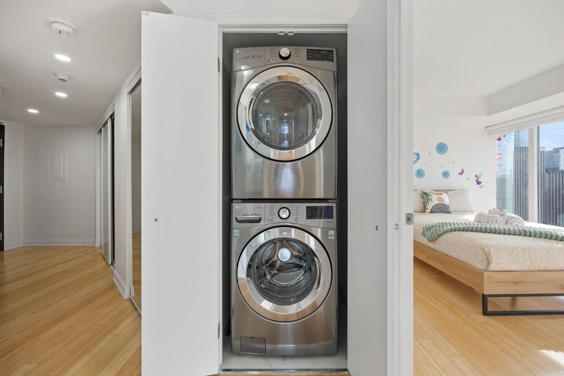 Modern 2-Bedroom Condo W Floor To Ceiling Windows Toronto Extérieur photo