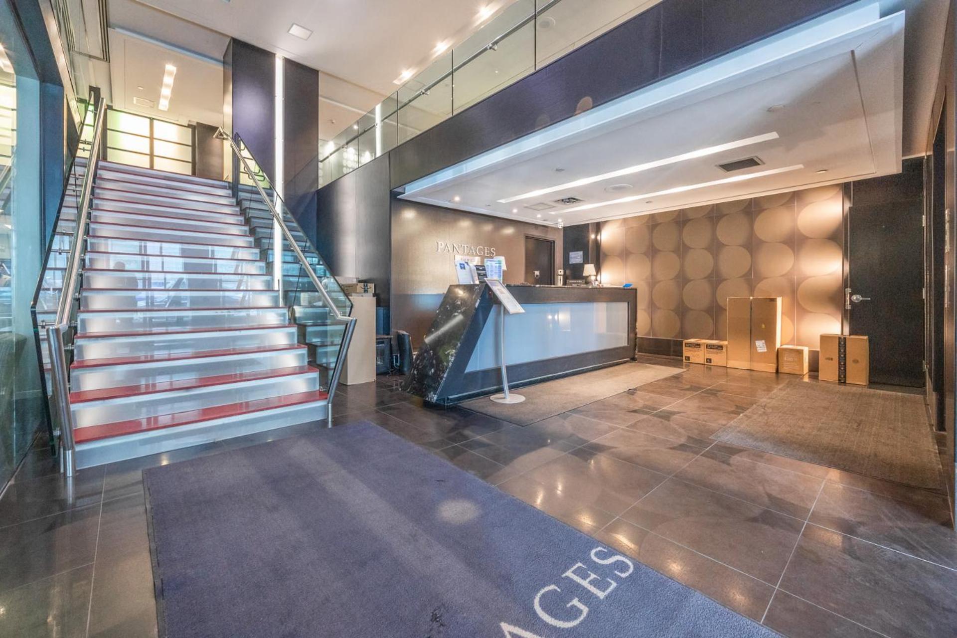Modern 2-Bedroom Condo W Floor To Ceiling Windows Toronto Extérieur photo