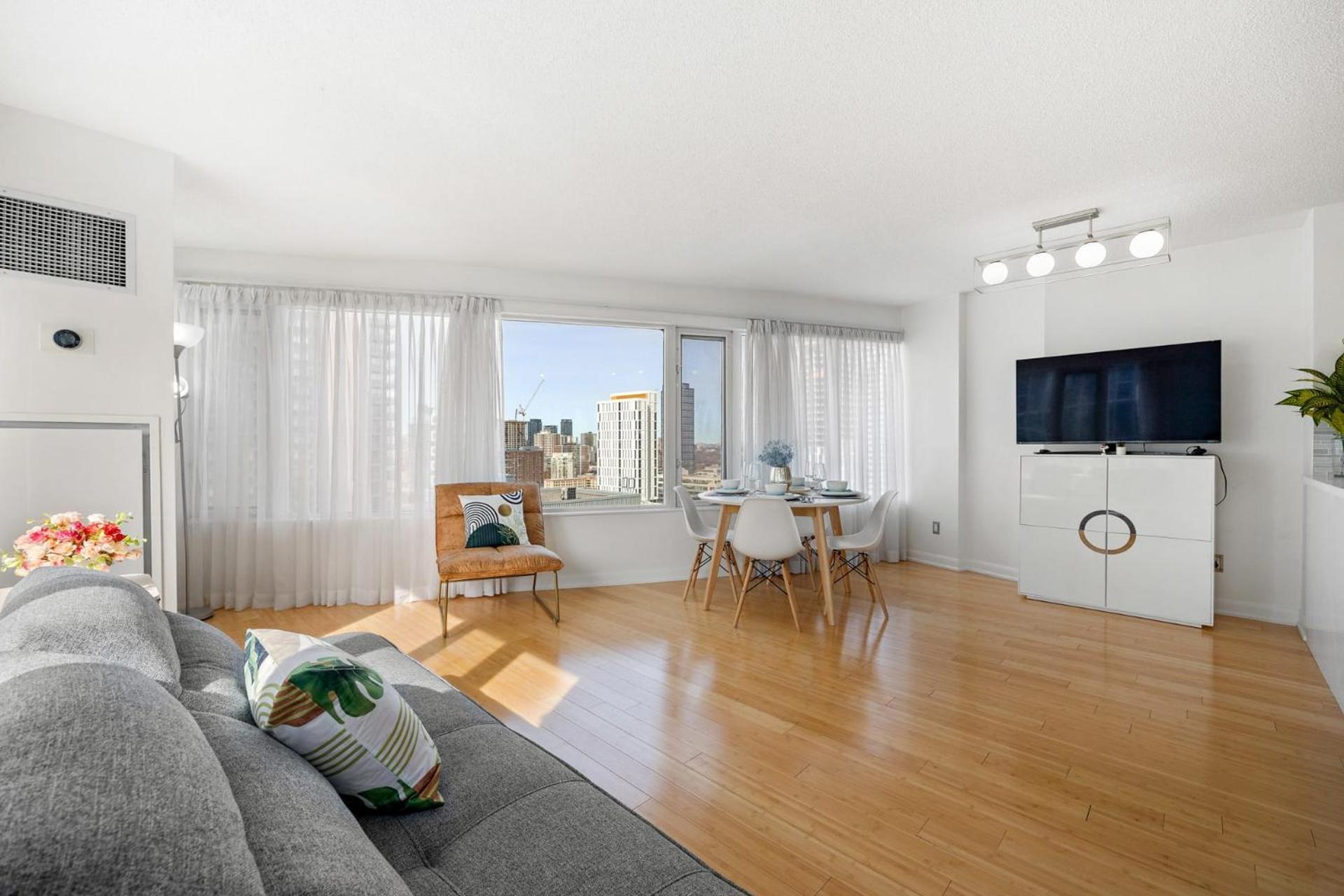 Modern 2-Bedroom Condo W Floor To Ceiling Windows Toronto Extérieur photo