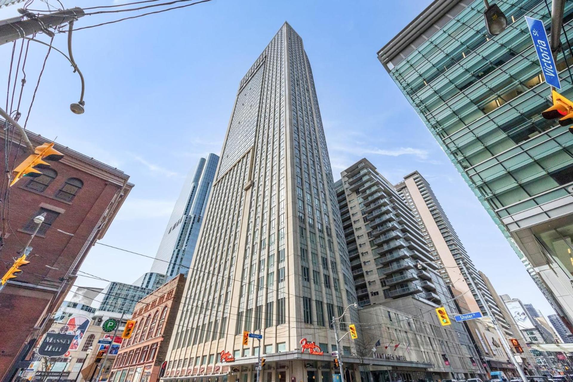 Modern 2-Bedroom Condo W Floor To Ceiling Windows Toronto Extérieur photo