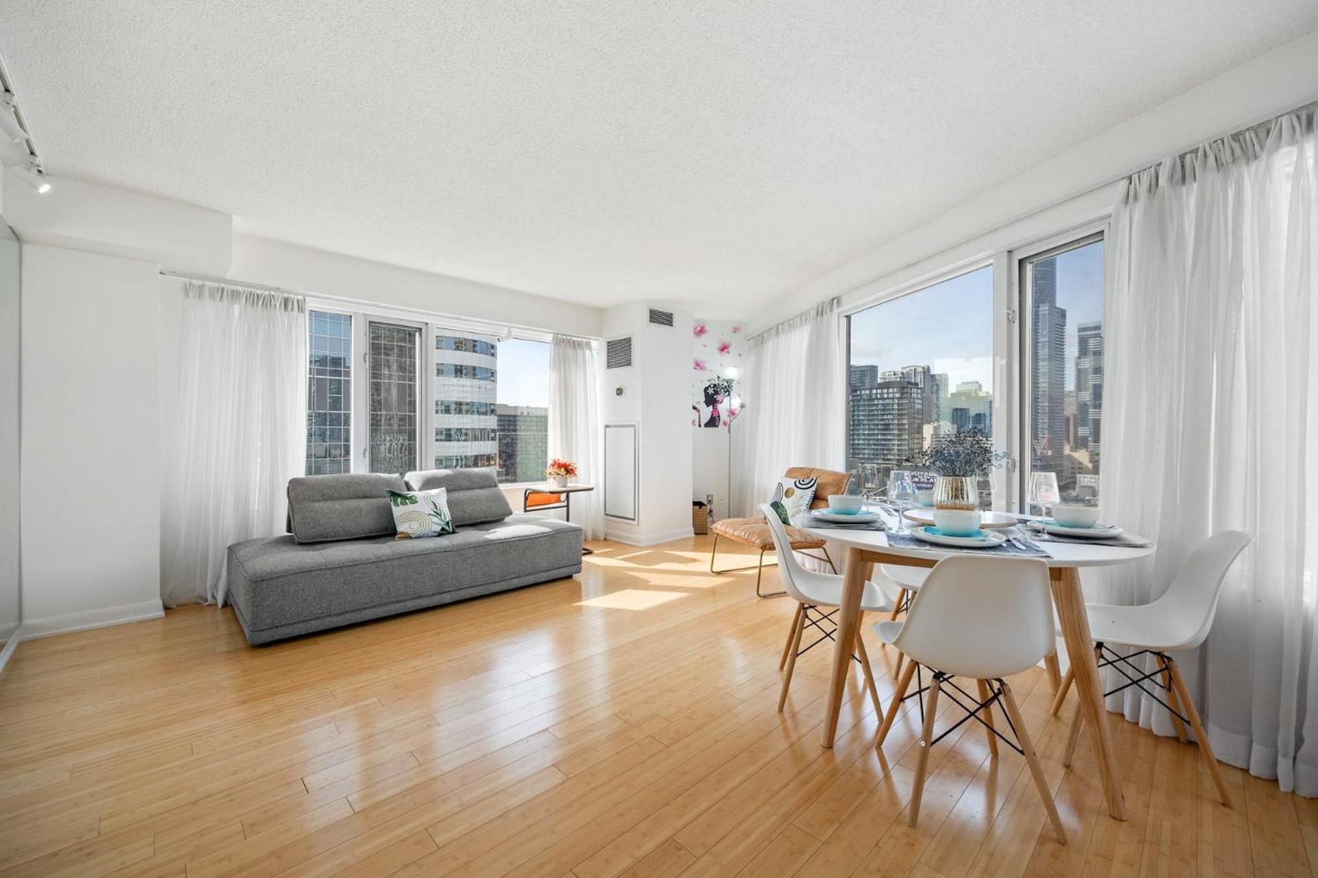 Modern 2-Bedroom Condo W Floor To Ceiling Windows Toronto Extérieur photo