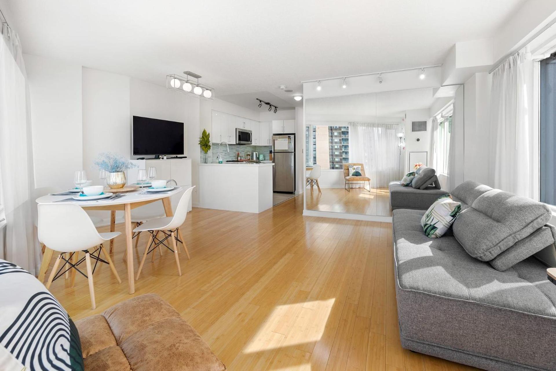 Modern 2-Bedroom Condo W Floor To Ceiling Windows Toronto Extérieur photo