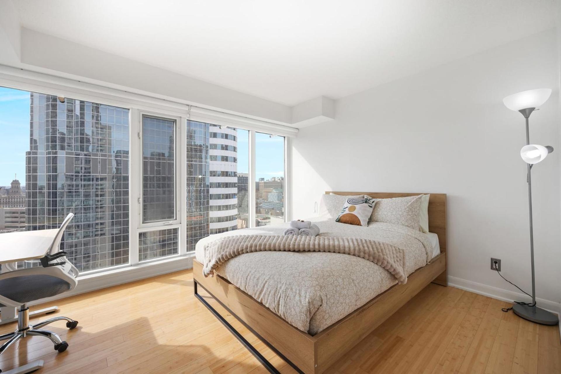 Modern 2-Bedroom Condo W Floor To Ceiling Windows Toronto Extérieur photo