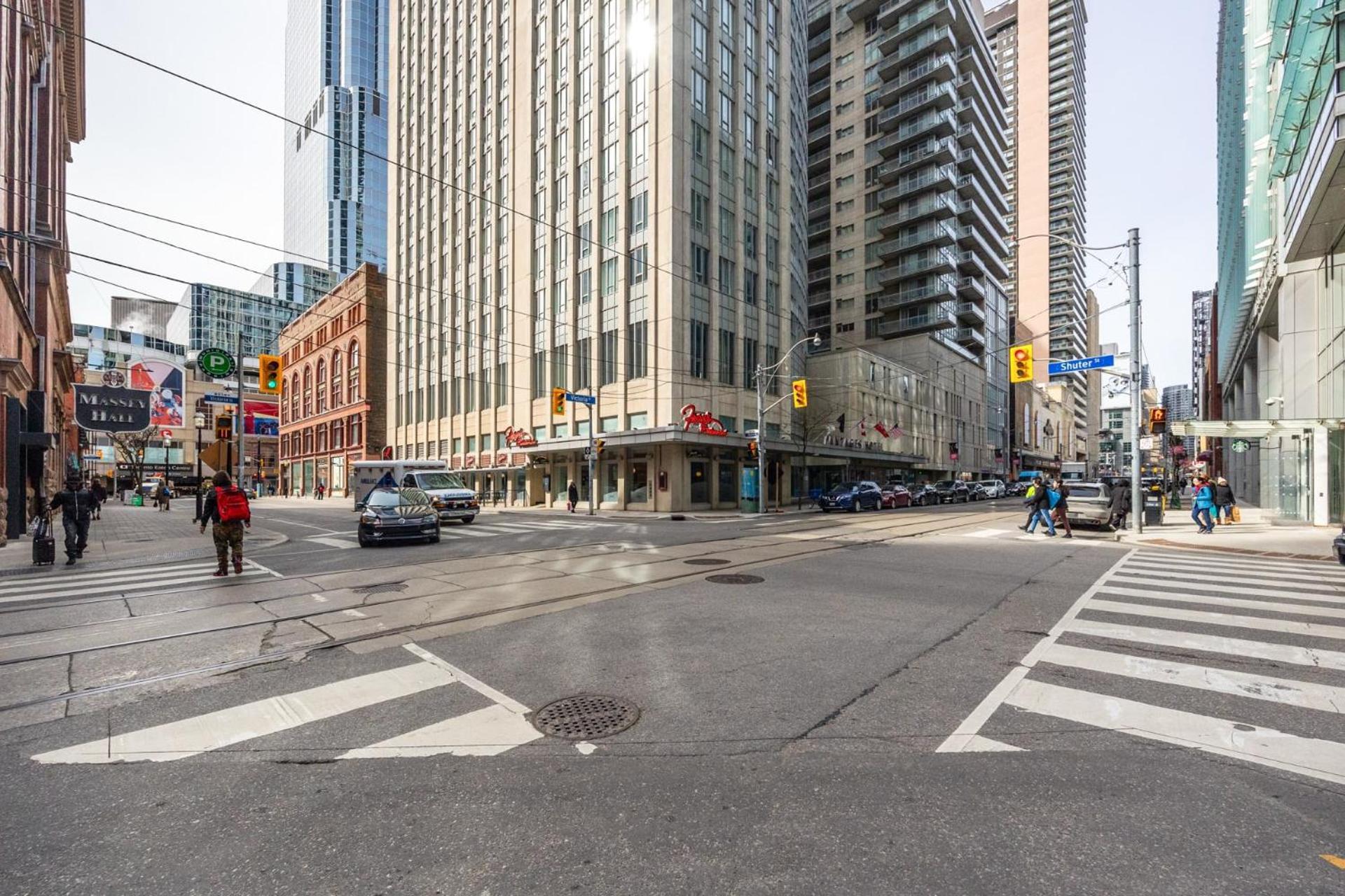 Modern 2-Bedroom Condo W Floor To Ceiling Windows Toronto Extérieur photo