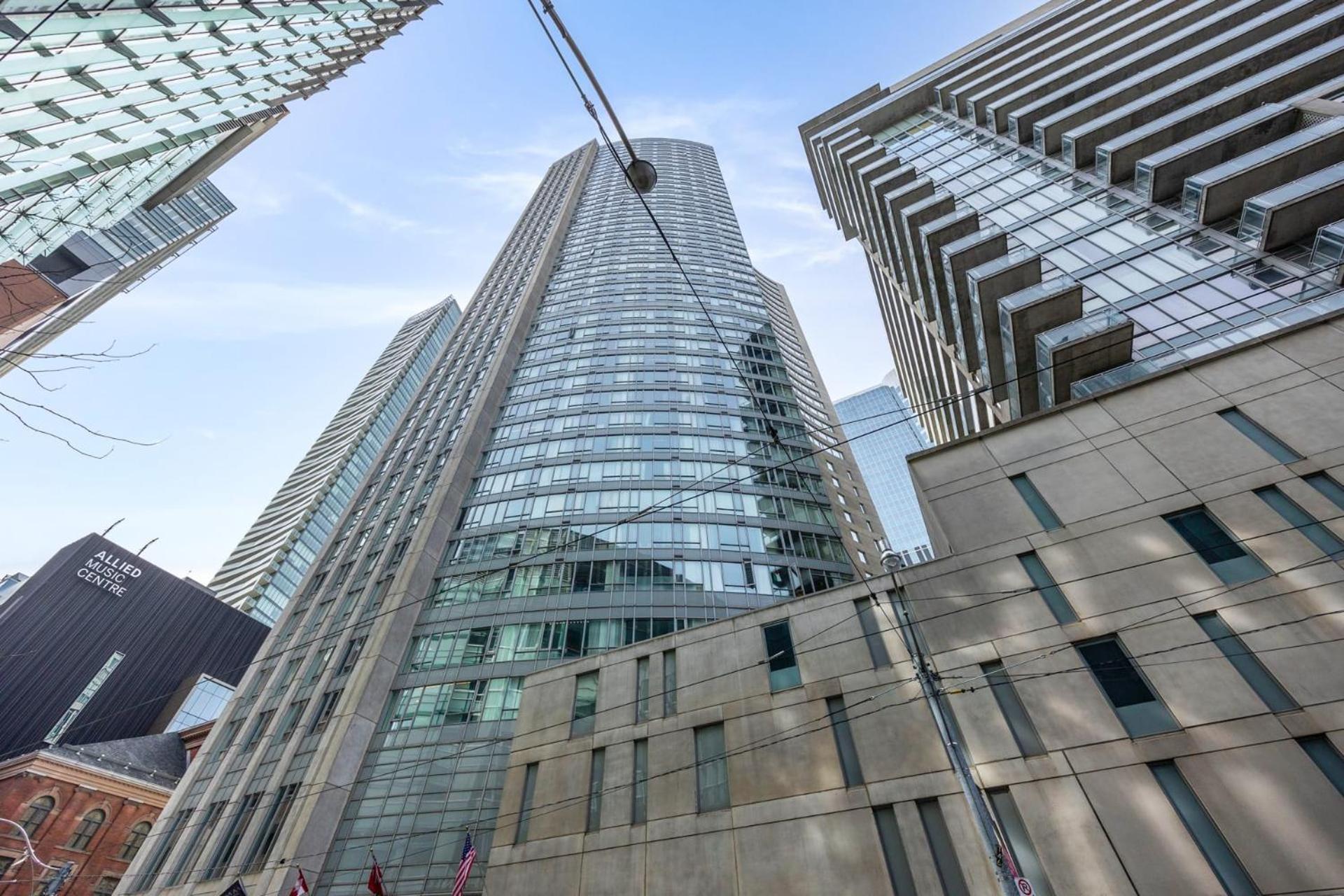 Modern 2-Bedroom Condo W Floor To Ceiling Windows Toronto Extérieur photo